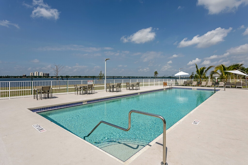 Resia Mangonia Lake Apartments in West Palm Beach, FL