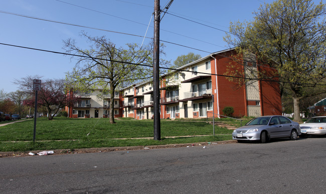 Pinebrook Apartments in Landover, MD - Foto de edificio - Building Photo