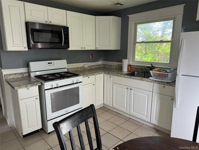 9 Bartlett St in Poughkeepsie, NY - Building Photo - Building Photo