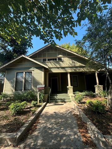 404 W Belknap St in Ennis, TX - Foto de edificio