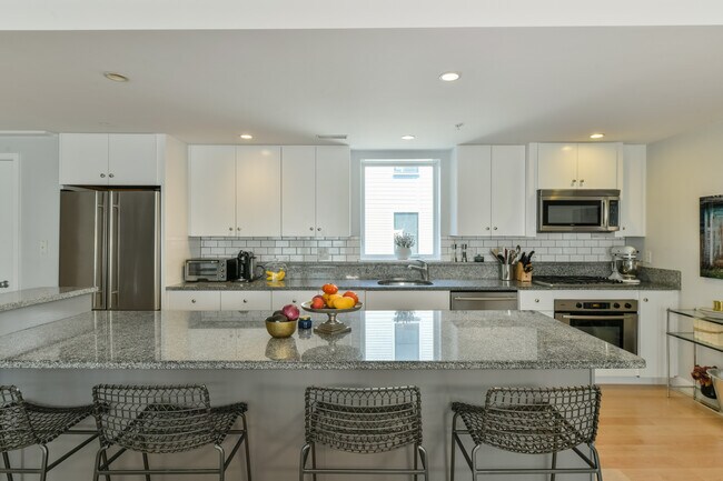 335 W 2nd St, Unit 16 in Boston, MA - Building Photo - Building Photo