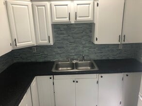 141 E Maple Ave, Unit 2 in Adrian, MI - Foto de edificio - Building Photo