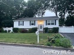 6 Wadsworth Ave in Coram, NY - Building Photo - Building Photo