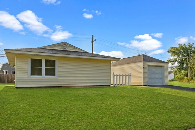 38 Indian Creek Dr in Levittown, PA - Building Photo - Building Photo