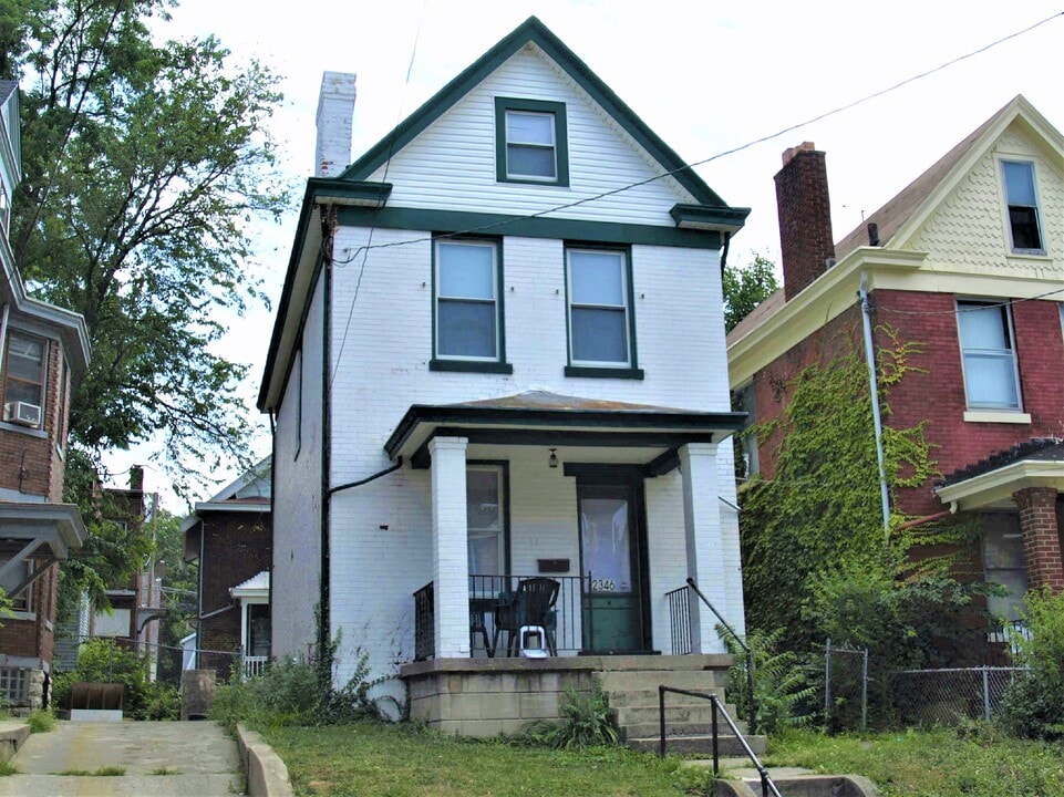 2346 Stratford Ave in Cincinnati, OH - Building Photo
