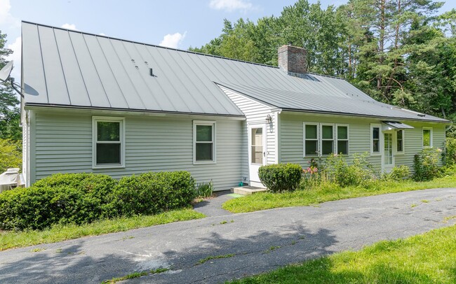 51 Prospect Hill Rd in Walpole, NH - Foto de edificio - Building Photo