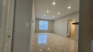 151 N Waters Edge Dr in Glendale Heights, IL - Building Photo - Building Photo