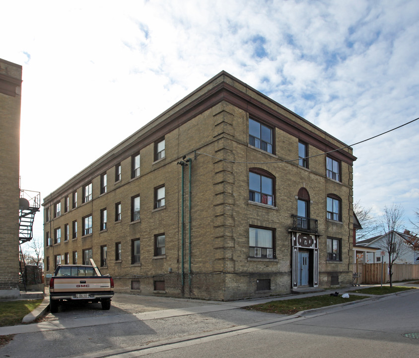 17 Quebec St in Oshawa, ON - Building Photo