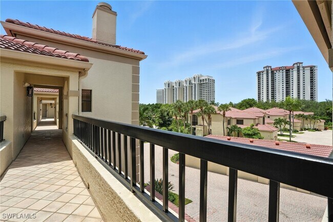 7032 Pelican Bay Blvd in Naples, FL - Building Photo - Building Photo