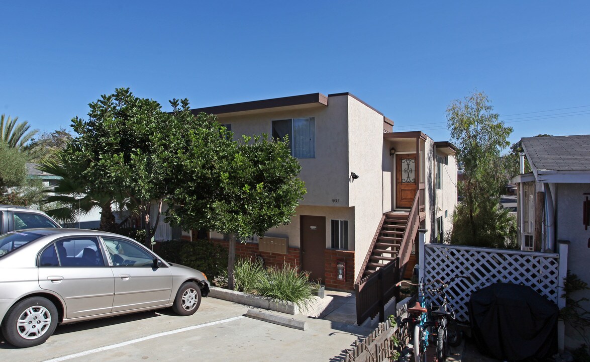 1037 3rd St in Encinitas, CA - Foto de edificio
