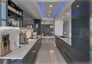 4000 Towerside Terrace in Miami, FL - Building Photo - Building Photo