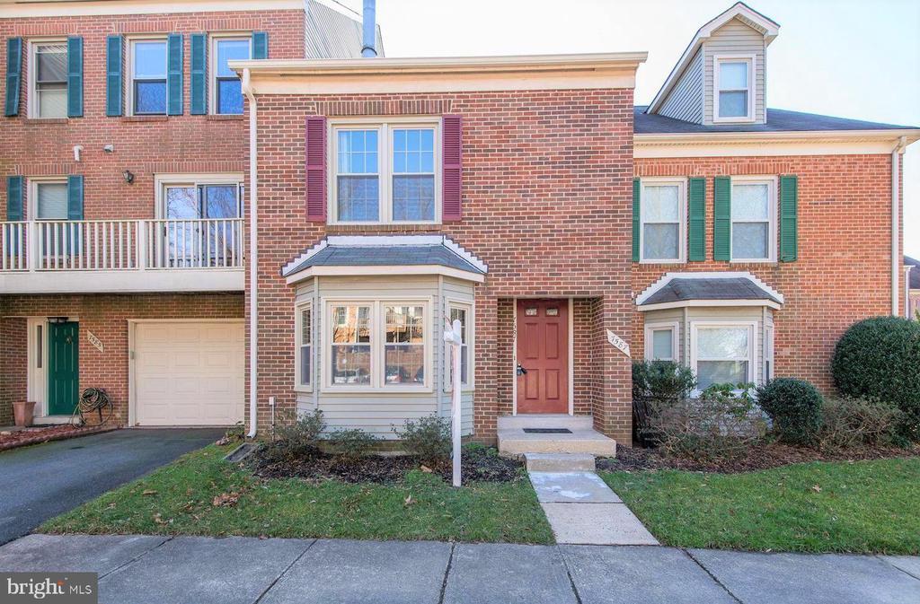 7587 Chrisland Cove in Falls Church, VA - Building Photo