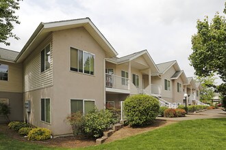 Country Club Apartments in Eugene, OR - Foto de edificio - Building Photo