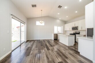 704 Colonnade Row Dr, Unit Upper in North Las Vegas, NV - Building Photo - Building Photo