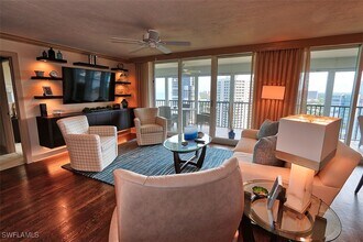 4651 Gulf Shore Blvd N in Naples, FL - Foto de edificio - Building Photo