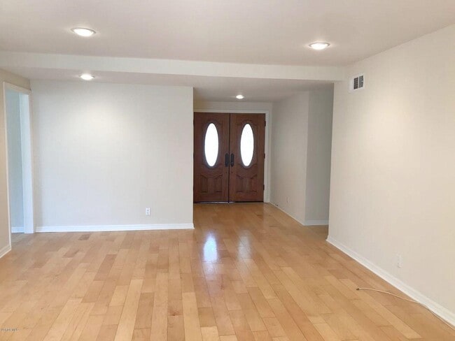 41 Oakleaf Ave in Oak Park, CA - Building Photo - Building Photo