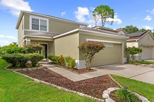 1112 Lake Shore Ranch Dr in Seffner, FL - Building Photo