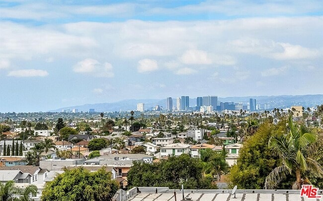 4701 Saturn St in Los Angeles, CA - Foto de edificio - Building Photo