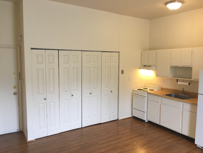 15 E Read St in Baltimore, MD - Building Photo - Building Photo