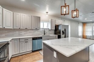 605 W Page Ave in Dallas, TX - Building Photo