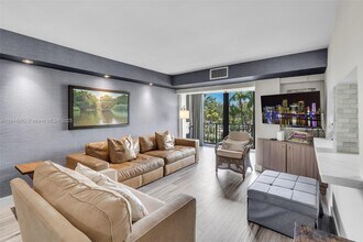 77 Crandon Blvd in Key Biscayne, FL - Building Photo - Building Photo