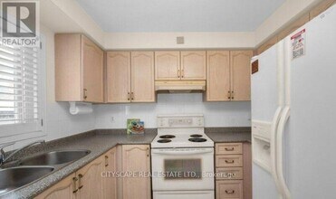 6121 Maple Gate Cir in Mississauga, ON - Building Photo - Building Photo