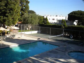 18225 Kingsdale Ave-Unit -101 in Redondo Beach, CA - Building Photo - Building Photo