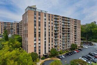 Strath Haven Condominiums in Swarthmore, PA - Foto de edificio - Building Photo