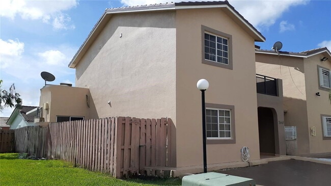 7640 NW 182nd Terrace in Hialeah, FL - Building Photo - Building Photo