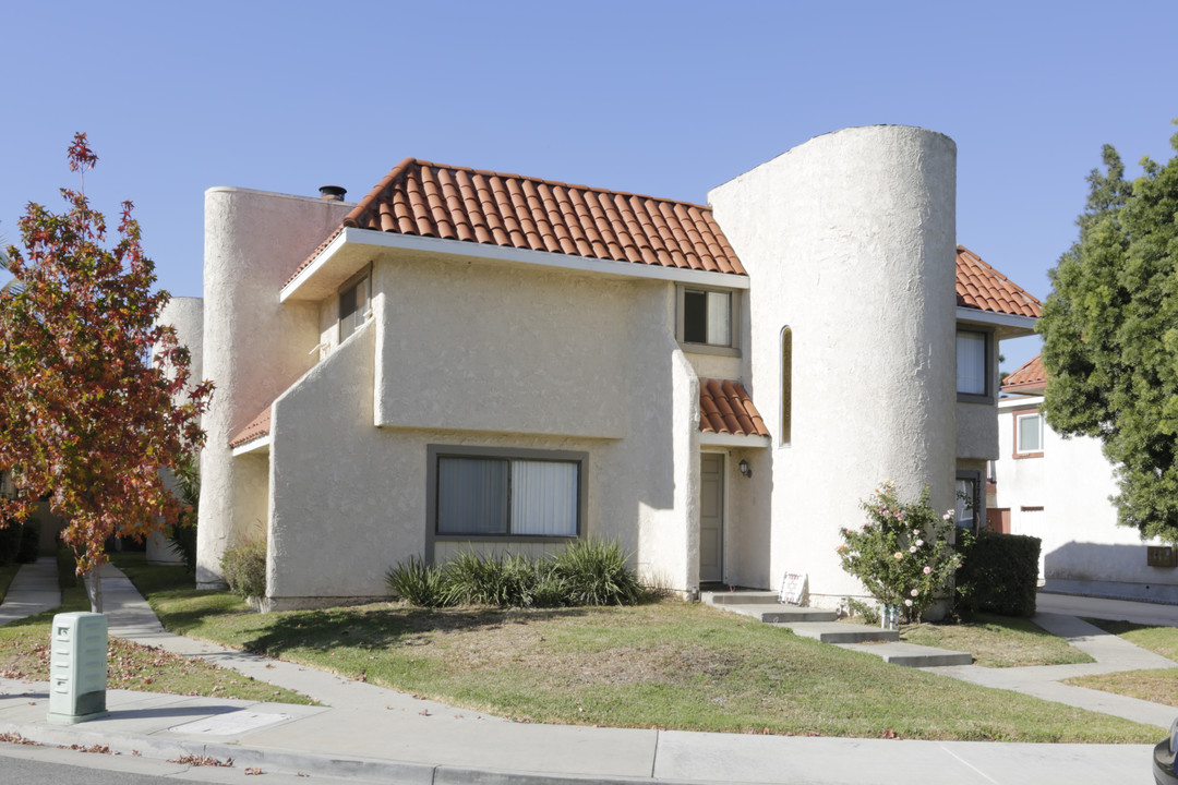 17752 Paseo Cor in Huntington Beach, CA - Building Photo