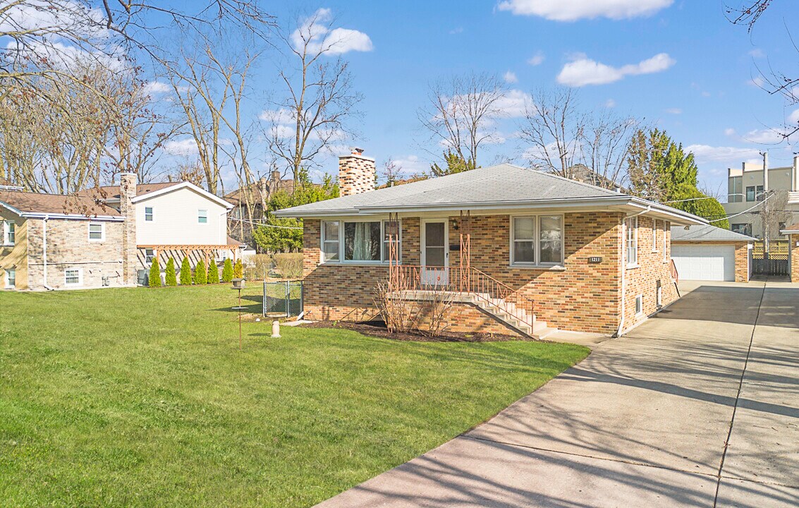 1211 Taylor Ave in Highland Park, IL - Building Photo