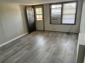 97 Winsor St-Unit -3 in Ludlow, MA - Foto de edificio - Building Photo