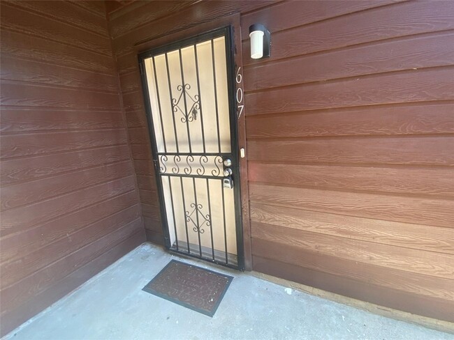 12905 Woodforest Blvd, Unit 607 in Houston, TX - Building Photo - Building Photo