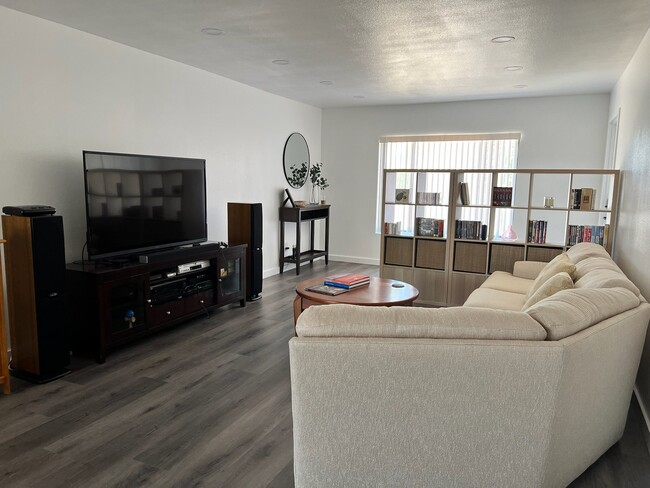 907 E Broadmor Dr, Unit Master Suite Full in Tempe, AZ - Foto de edificio - Building Photo