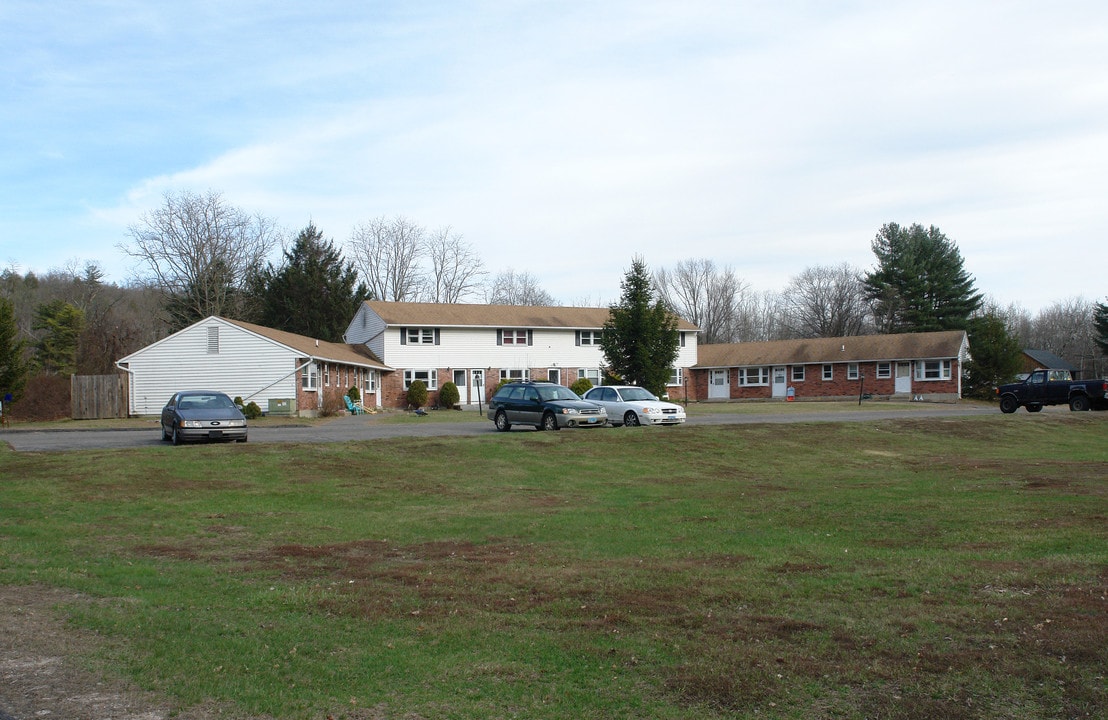 Foxridge Apartments in Barkhamsted, CT - Building Photo