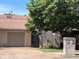6490 Hart Ln in Austin, TX - Building Photo