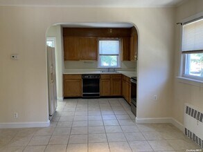 23 Boxwood Rd-Unit -1st fl in Port Washington, NY - Building Photo - Building Photo