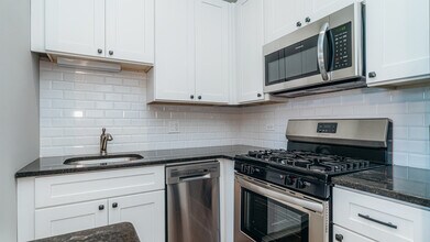 2400 S Troy St in Chicago, IL - Building Photo - Building Photo
