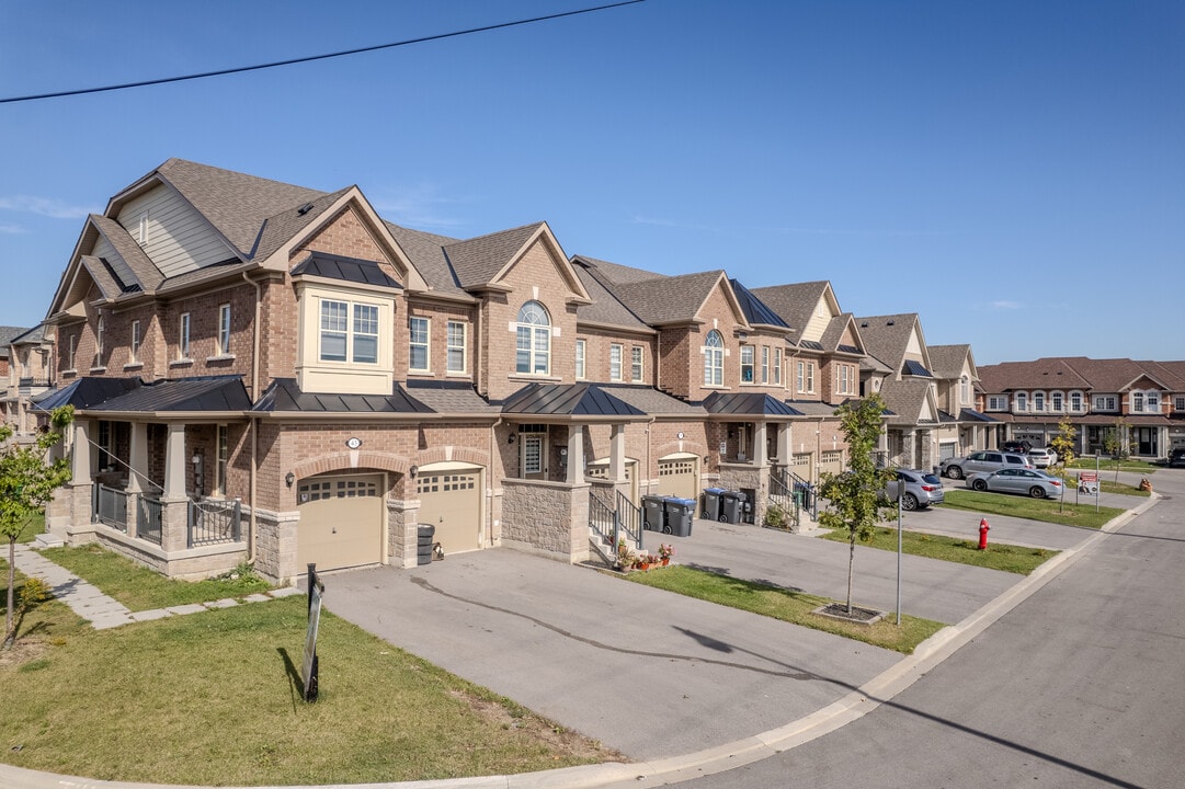 39 Pearman Cres in Brampton, ON - Building Photo