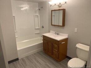 21 Willow St, Unit 1 in Fitchburg, MA - Foto de edificio - Building Photo