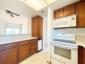 2819 New Castle Way in Carlsbad, CA - Building Photo - Building Photo