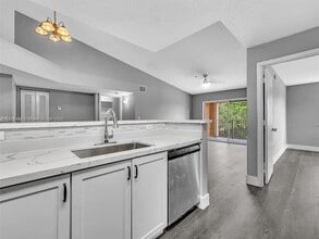 2071 Renaissance Blvd in Miramar, FL - Foto de edificio - Building Photo