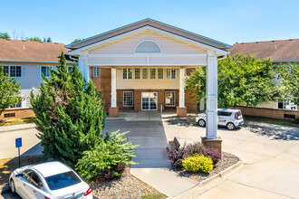 Sugar Creek Senior Apartment Community in Waukee, IA - Foto de edificio - Building Photo