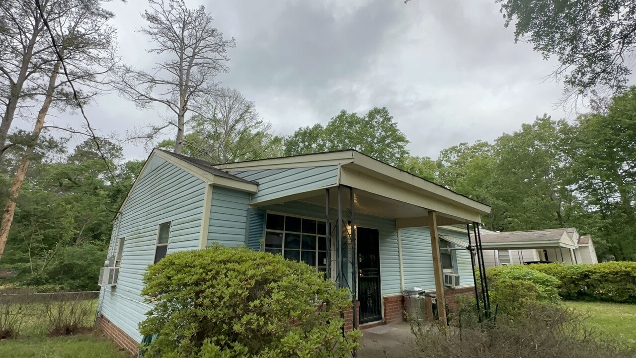 3175 Charleston Dr in Jackson, MS - Building Photo