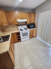 10521 SW 207th St in Cutler Bay, FL - Foto de edificio - Building Photo