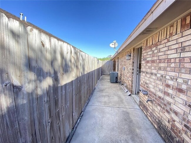 4119 W La Guardia Ln, Unit 4 in Edinburg, TX - Building Photo - Building Photo