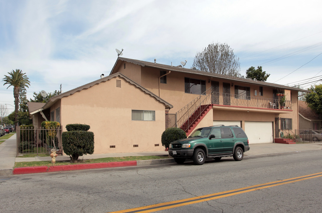 2807 Clarendon Ave in Huntington Park, CA - Building Photo