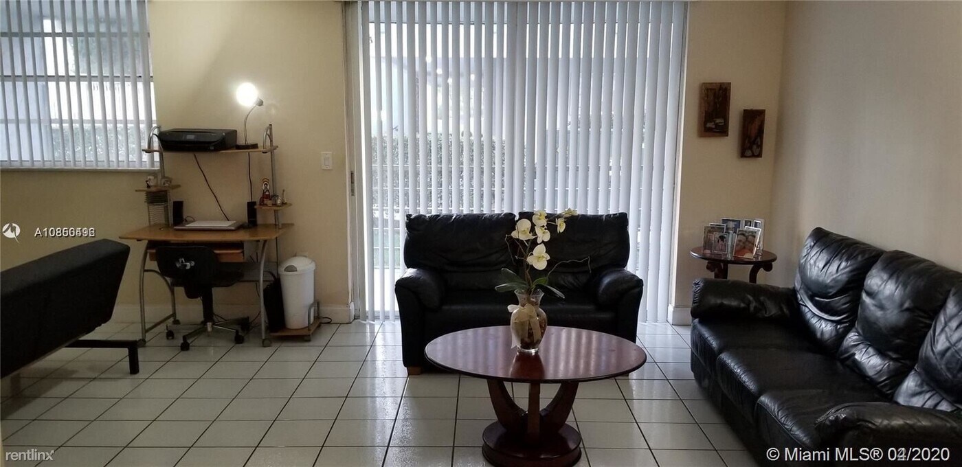 14175 SW 87th St in Miami, FL - Foto de edificio