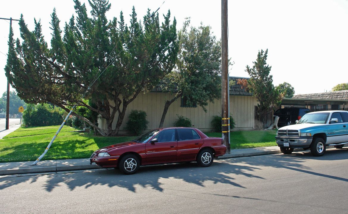 1165 W University Ave in Fresno, CA - Building Photo