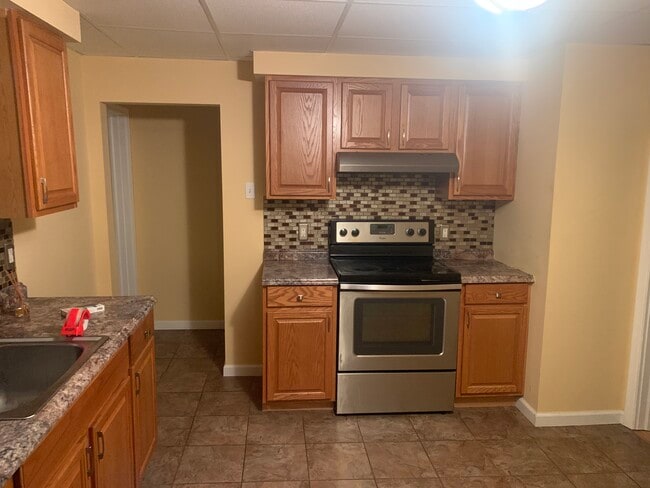 104 Adams Ave, Unit 2nd floor in Olyphant, PA - Building Photo - Building Photo